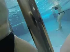 Cô gái tóc vàng mẹ m ...