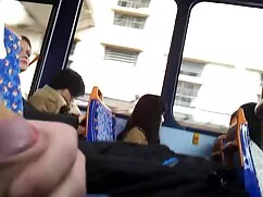 Cô gái tóc vàng đi t ...