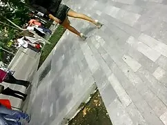 Cô gái tóc vàng quay ...