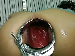 Hai đẹp đồ chơi với  ...